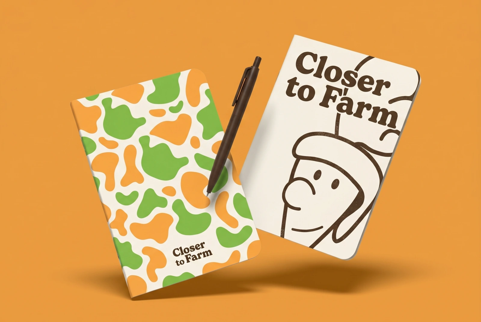 Mockup di taccuini e penna Closer To Farm con pattern colorati e Carrot Knight