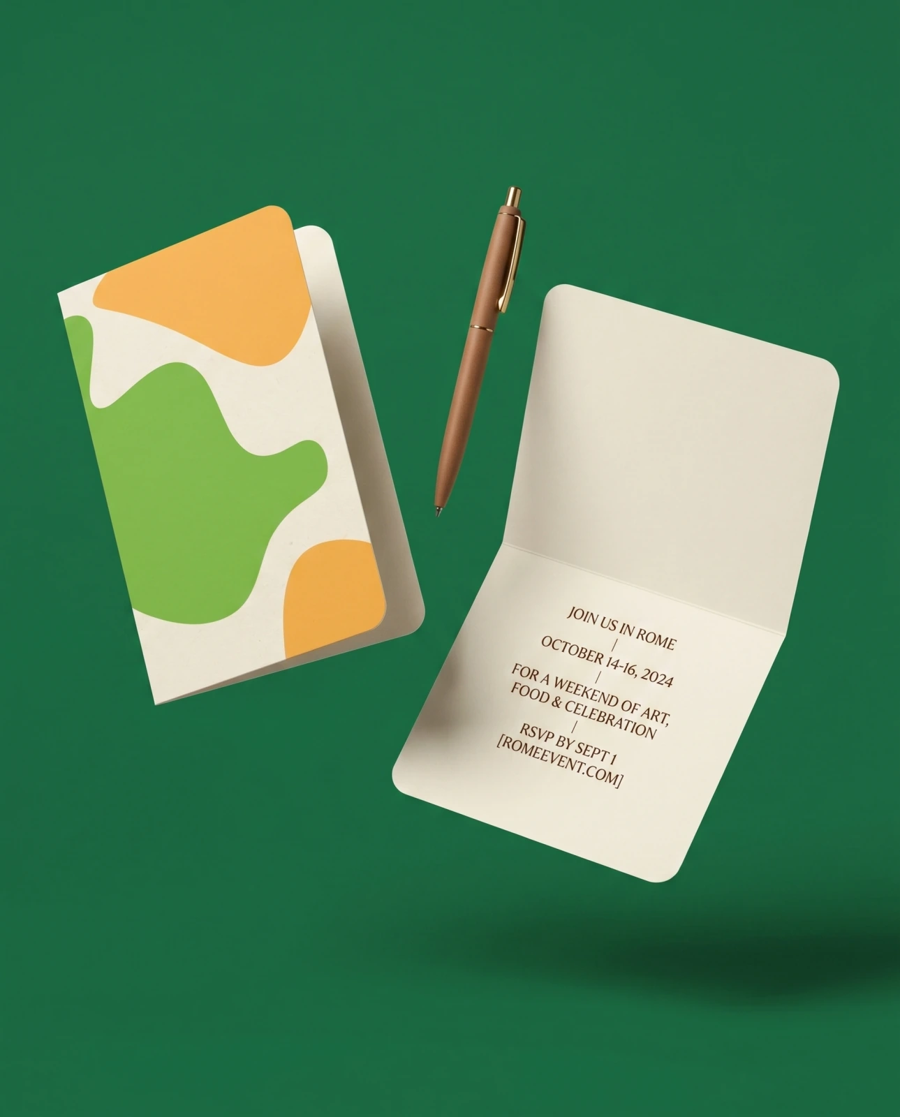 Mockup invito evento Closer To Farm su carta con pattern verde e arancione