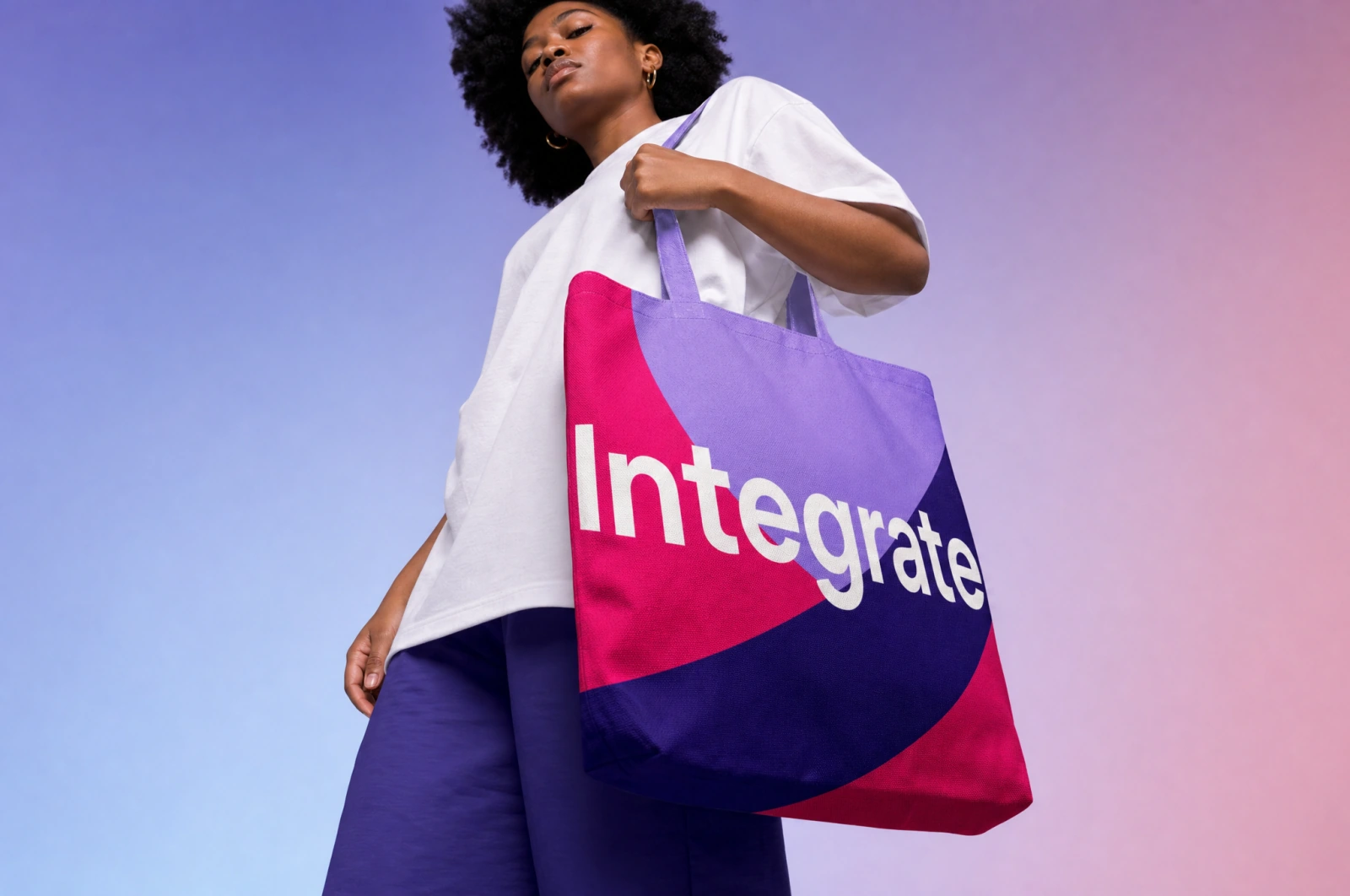 Modella con tote bag Integrate, scatto dal basso verso l'alto