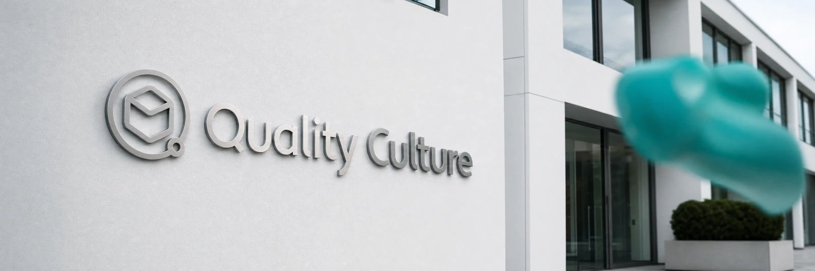 Insegna con il logo Quality Culture sulla sede aziendale